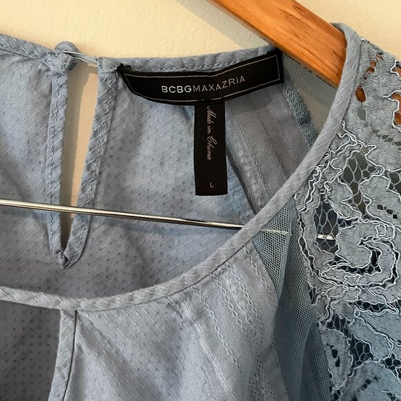 BCBGMAXAzria Powder Blue Lace Bell Sleeve Hankercheif Top Size Large - Picture 4 of 6